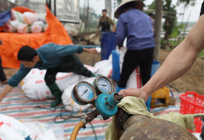 Vietnam village gets red carps ready for Kitchen Gods Tet trip - 5