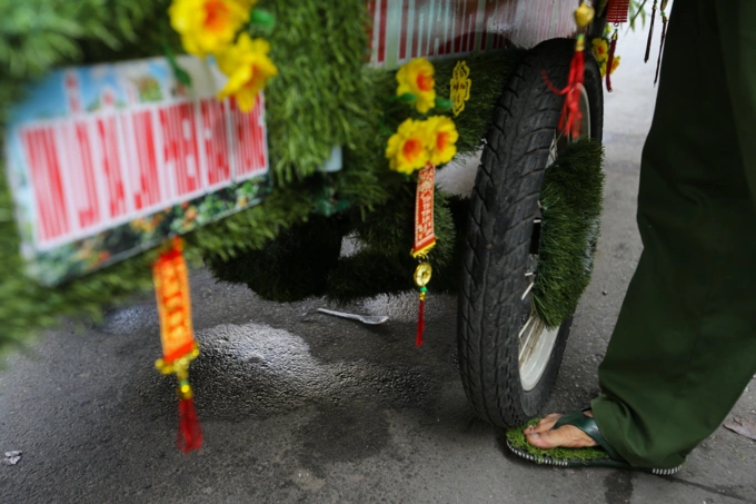 Tet spirit bears fruit in a Saigon vendors handsTet spirit bears fruit in a Saigon vendors hands - 3