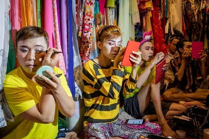 Backstage a bling-bling night, a drag-queen drama
