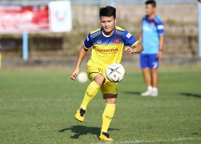 Midfielder Nguyen Quang Hai, who scored the only goal that helps Vietnam defeat Malaysia, practices shooting.