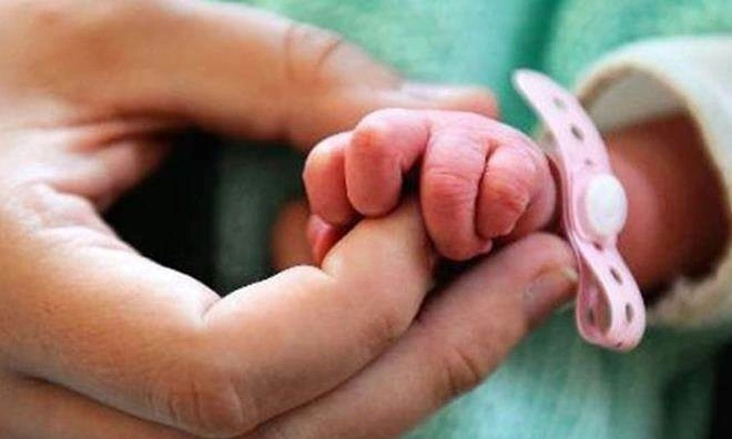 Picture of Vietnamese newborn clutching IUD goes viral - VnExpress International