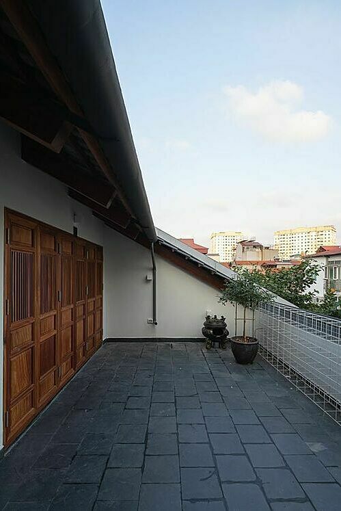 Traditional details such as shutters, close up wooden doors and purlin structure with tiled roof have been integrated into modernism space.
