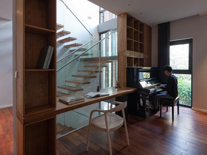 The brown color of wooden furniture creates the coziness.