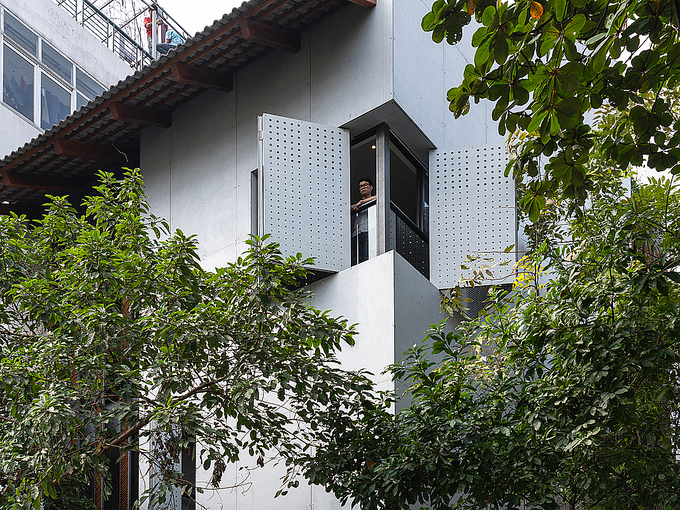 Doors act as shutters, allowing light and sound to penetrate and maintaining the connection between the inside and outside.