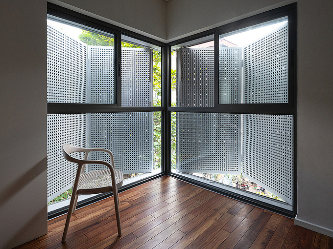 The large surface covering the glass window acts as a protection layer to ensure the occupant’s privacy.