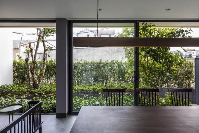 Glass doors and windows connect the inside and outside smoothly.