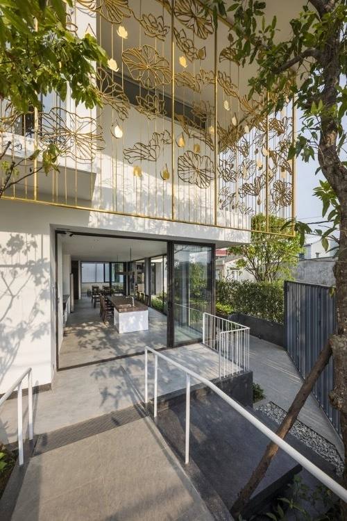 A system of iron balcony is installed outside the second floor with lotus patterns aims to not only strengthen the security but also become the shield that restricts the sunlight into the house.