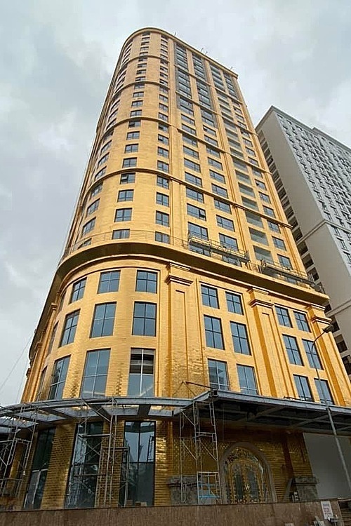 Located by a lake in Ba Dinh District, the 25-floor hotel is covered in 5,000 square meters of gilded ceramic. According to its developer, this is the world’s first hotel having its facade gold-plated.