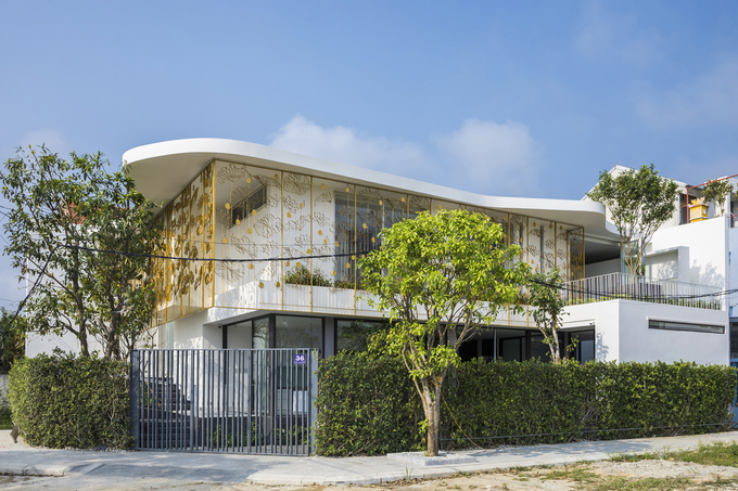 Located in the central town of Hue, the 257-meter-square house is home of a three-member family: a couple who is at their nineties with poor health conditions and a 60-year-old daughter, the breadwinner. The daughter, Lien, is a Japanese teacher and has been living with a wheelchair since she was a child due to her disability.