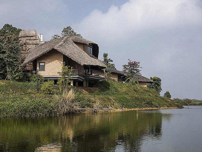 All the spaces are permeated by plants, wind and sunlight. To maximize the lake view