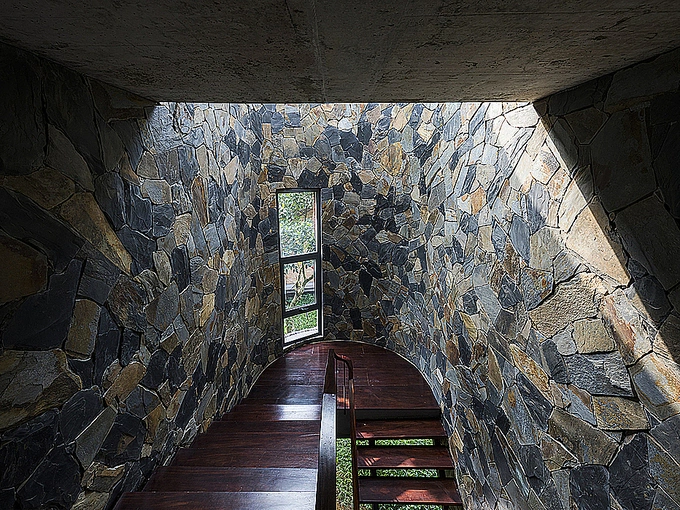 The roof of the straw stack is covered by glass panel allowing sunlight to penetrate.