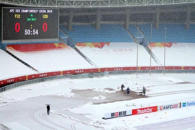 Workers are working round the clock to clear the snow from the ground. Photo by VnExpress