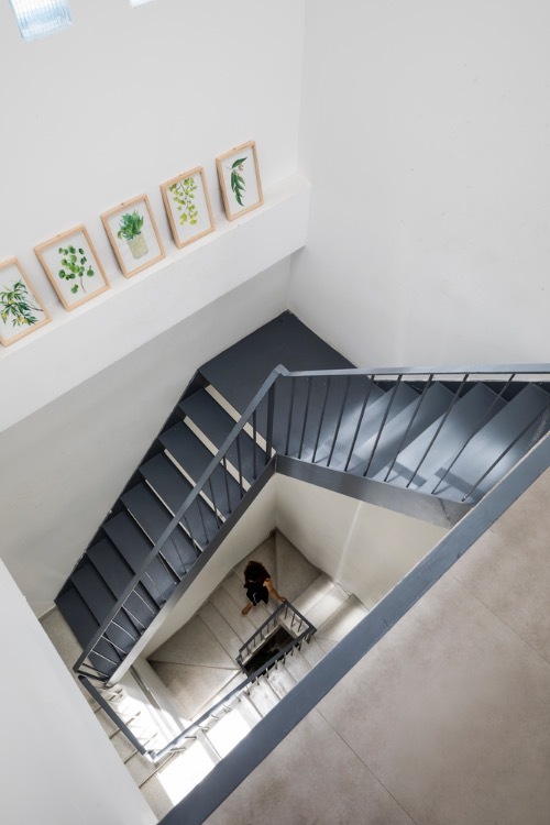 The four-storey house can be filled with sunlight easily, thanks to glass doors and windows.