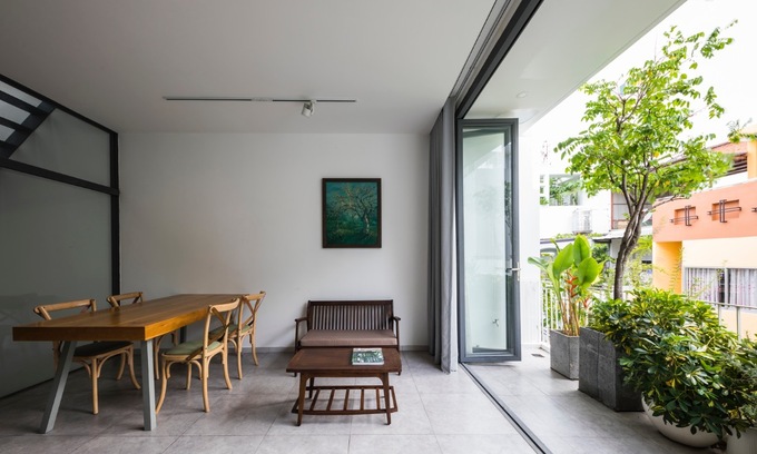 People can gather easily and they will feel as close and familiar as their childhood home, which was a large one-storey house without separated rooms.
