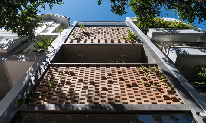 The outer layer is made of bricks, covering the front of the back sides of the house. Hoping to have a better connection with the nature, homeowners wants to have a facade that does not completely prevent natural wind and light from entering.