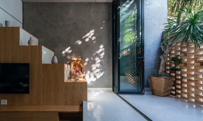 Glass doors and windows can be opened easily, allowing natural light and wind to enter.