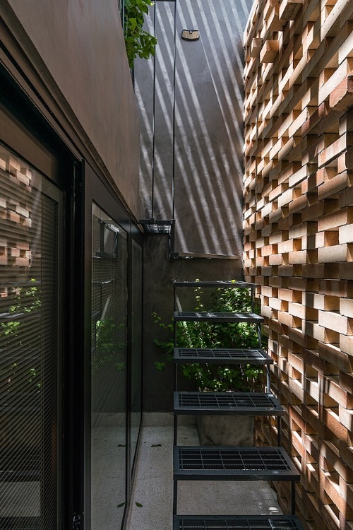 The second layer is made of buffered areas such as small gardens and balconies, which play as a void promoting ventilation and privacy for residents.