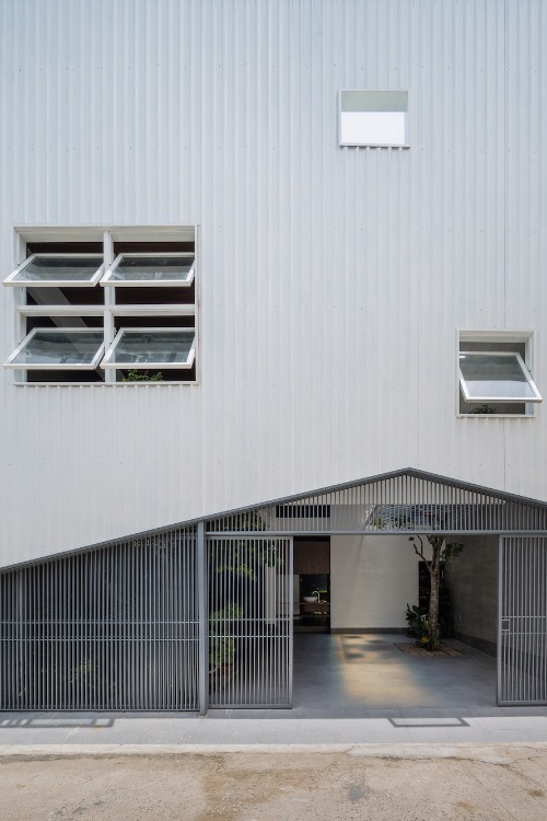 The white layer of tole foam gives the house a bright look under the sun.