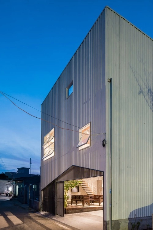 The 103-meter-square house in southern Ba Ria - Vung Tau Province uses insulating foam tole to cover the outside of its drywall, creating a minimalist shape.