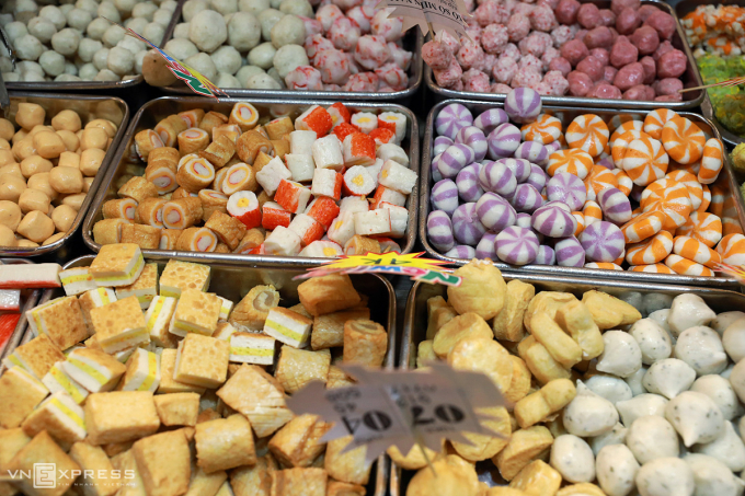 Fast-food, including fish balls and meat balls are sold at VND10,000 to VND50,000 a portion.