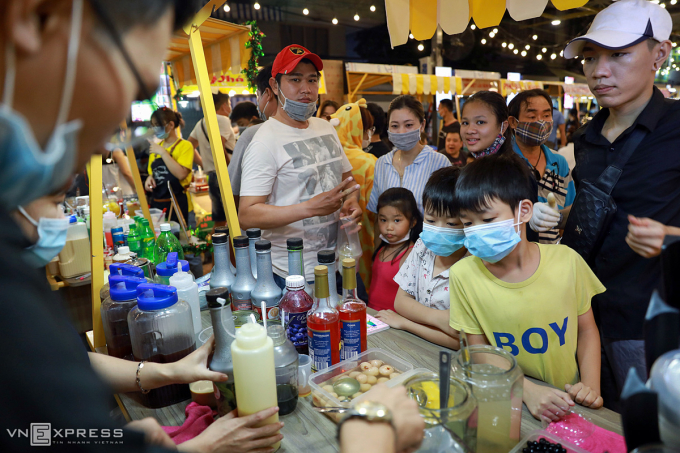Soft drinks are arranged in separate zones and customers are asked to queue up. No stalls are allowed to sell alcohol beverages so as to avoid the risk of causing any public disorder.