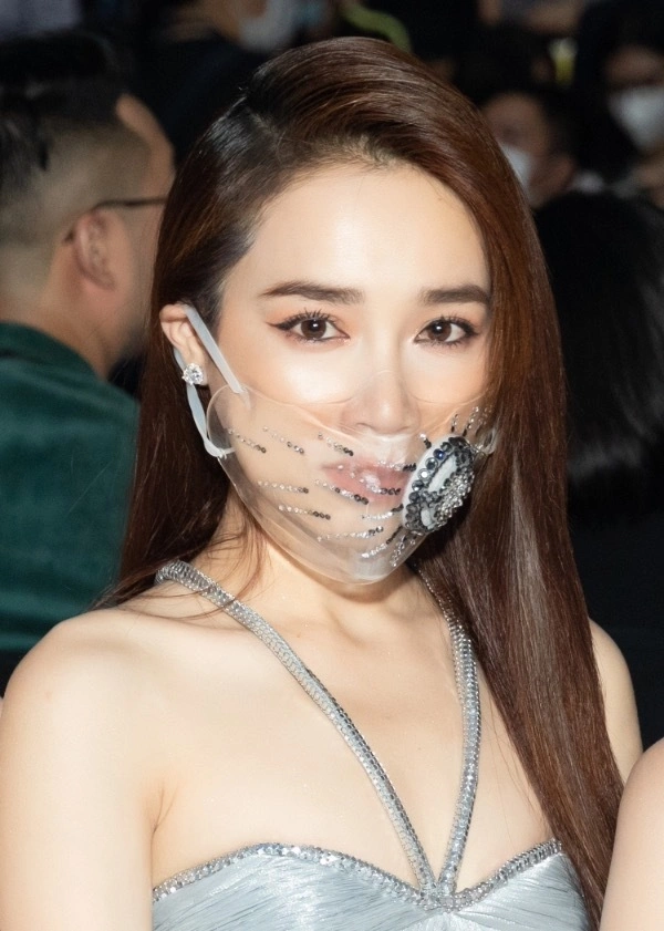 The beaded mask matches actress Nha Phuongs dress perfectly.