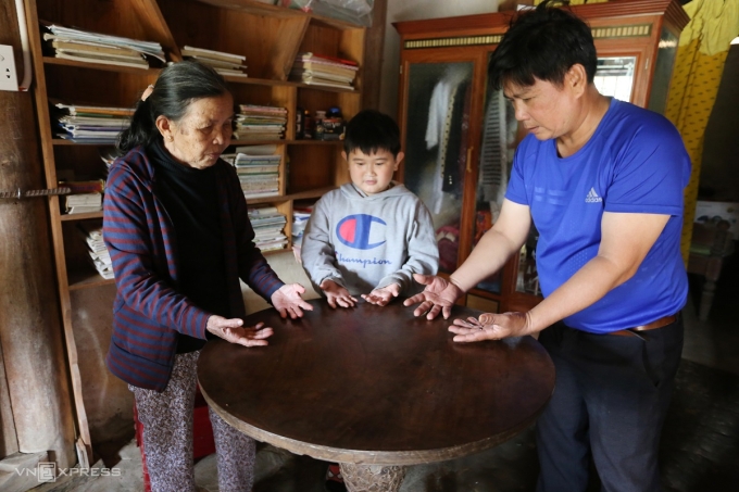 A mysterious auto rotating table made by Van Ha Village carpenters. Visitors can experience its magic quality by putting the back of the hands onto the 80 centimeter-in-diameter table then moving their body, turning their hands upside down or even telling the table to stop rotating.