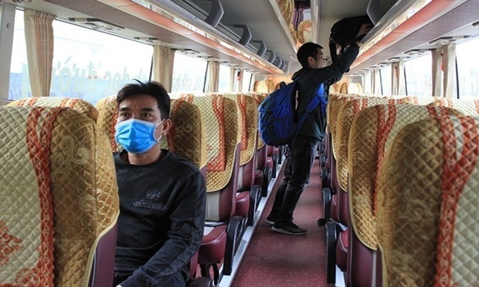 A bus in Hanoi with only 2 passengers, January 2021. Photo by VnExpress/Anh Duy.