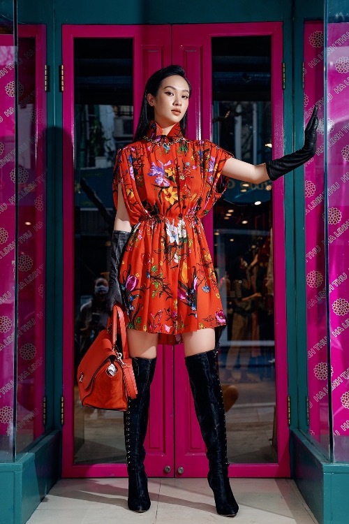 Thu’s latest collection also features colorful dresses with floral pattern, honoring femininity.