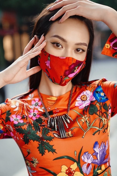 The red floral dress brings warmth to autumn days. The designer also creates masks matching her outfits. Born in family with three generations working in art fields, Thu has inherited a treasure of Asian culture and combined them in her outfits.