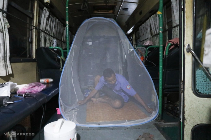 Life here is very boring, when it rains, sleep early from 9 pm. This bus is old, cant close all the doors, so mosquitoes come in a lot, have to sleep under a net, said Mr. Pha.