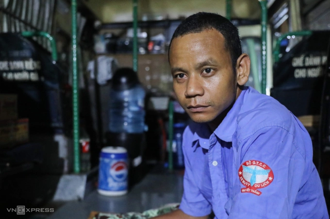 Every day, I only dare to spend about 50,000 VND, and I also save money to buy medicine. In the past few months, I have been supported with little food, only enough money to endure. About half a month, the bus has not run, money is not available. Accumulation is probably not enough to live on, said Mr. Pha.