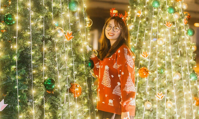 Many youngsters wear clothes with a Christmas vibe to pose.