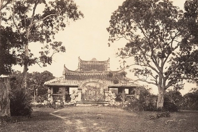 Cha Ca was originally a 2,000-square-meter mausoleum, built to worship Bishop Ba Da Loc, who in the past was called Cha Ca. He is a French Catholic priest, born in 1741, whose real name is Pierre Pigneaux. He used to go to Vietnam as a missionary and assisted Nguyen Anh (later Emperor Gia Long) to establish the Nguyen Dynasty (1802–1945) in Vietnam. The tomb was built in the traditional Vietnamese architecture style, mimicking the shape of a communal house and having a harem and a place to worship. In the 20th century, the area around Cha Ca Mausoleum gradually developed, houses were built a lot, the downtown area of Saigon expanded to the periphery. After 1975, the mausoleum was cleared to widen the path to serve the development of the country. The remains of Bishop Ba Da Loc were handed over to the Consul General of France and brought back to the country.