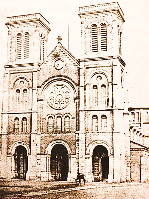 A corner of Notre Dame Cathedral in Saigon - the work described by Baurac as the most beautiful in Saigon at that time. When it was completed in 1882, the church did not have a bell tower. Two pointed bell towers more than 57 m high were added in 1895, for a long time becoming the highest point in the city. At that time, tourists who came to Saigon by sea, from afar, saw the roof of the church first. In the book, Baurac concludes: Cochinchine is one of the best countries to live in, but its very expensive. In Saigon, the true city of civil servants, there are no furnished apartments, but guests. Singles hotels and empty houses for others... All in all, life is pretty fun here, but after a very short time, people get tired of the endless variety of dishes being served. to satisfy their appetite. Soon, people go to eateries, then return to hotels and so on. The rent and meals are about 150 to 160 francs a month.