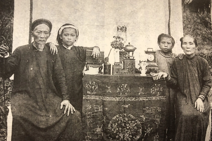 The book also describes portraits and customs of the people of Saigon - Gia Dinh at that time. The five-body Ao Dai was popular in the 19th century. The dress consists of two pieces of fabric sewn together to form the front body in a discreet style. The four outer bodies represent the four fathers and mothers: their parents and the parents of their beloved, the fifth body represents the wearer. The shirt always has five buttons, representing the morality of being human: benevolence, righteousness, ceremony, wisdom, and faith.