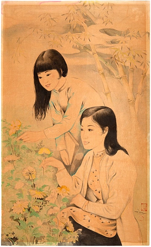 Tran Dacs painting Women picking flowers was sold for 5,200 euros (more than 128 million dong). The painting is 62.7x38.7 cm, signed and stamped on the bottom right. The artist uses ink and color on silk, depicting two women in ao dai picking flowers, behind are bamboo bushes. Tran Dac takes the yellow-brown color as the main color, creating a warm, old-fashioned feeling. The auction houses documents suggest that the work is in the collection of Dr. N - who has close relations with many artists such as Bernard Buffet, Georges Mathieu, Tran Dang, Mai Trung Thu... Since then, Mr. Build your personal collection over time.