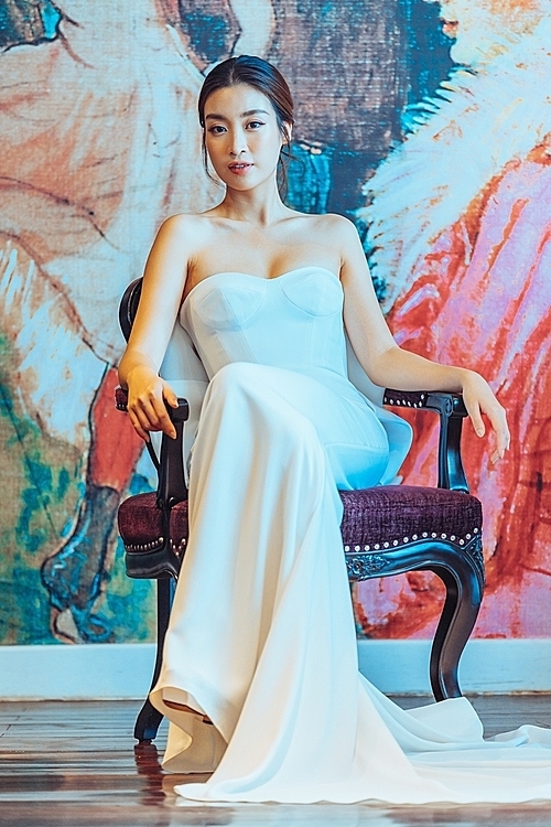 Hollywoods power couple Justin Bieber and Hailey Baldwin Bieber serve as inspiration for Vera Wangs collection. The young bride is a symbol of beauty, and this collection of bridal gowns is meant to honor that.