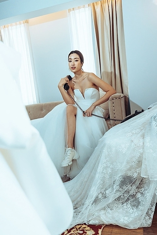 In addition to the combination of hard hex tulle and silk tulle, there are also stylized pleats at the slit. She gives the outfit a more modern look by pairing the bridal gown with sneakers.