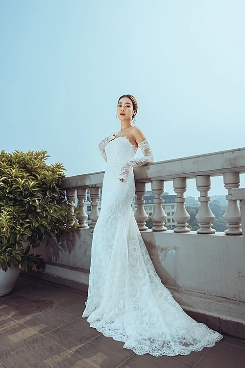 In addition to the advertising photoshoot, Linh is currently picking out a wedding dress for her October 23 wedding in Hanoi as she will marry to Do Vinh Quang, Chairman of Hanoi FC.Do My Linh, born in 1996, graduated from the Hanoi Foreign Trade University. Her journey to the top 40 of Miss World 2017 began after she was crowned Miss Vietnam in 2016. Designers frequently choose the beauty queen to walk the catwalk as the vedette. She has honed her skills as a TV host and editor over time.Vera Wang, 72, is well-known for her bridal and bridesmaid dresses. Wang has designed and produced wedding gowns for a number of well-known celebrities, including Karenna Gore, Campbell Brown, Avril Lavigne, and Victoria Beckham. Her bridal gown stores have launched in Australia, Sydney, Tokyo, London, and New York.