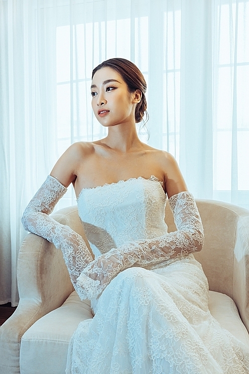 Linh displays a traditional sheer lace wedding dress featuring a corset chest cup design and loose sleeves.