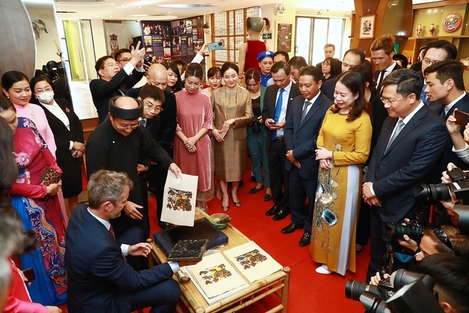Denmarks Crown Prince Frederik also tries tried his hand at Dong Ho painting while visiting Thang Long Water Puppet Theater in Hanoi, November 1 2022. Photo by VnExpress/Giang Huy