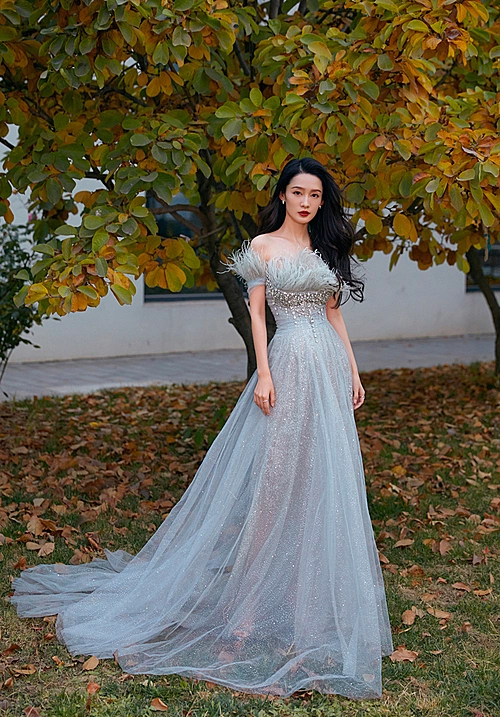 Li Qui wears the gown designed by Pham Dang Anh Thu. Photo by Li Qui Studio
