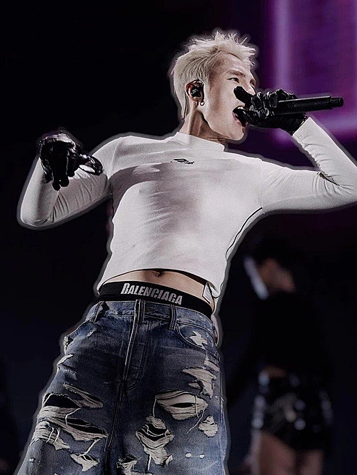 Singer Son Tung M-TP also hops on this trend by pairing a white tight crop top and low rise jeans.While crop tops are staples in the wardrobes of many women, but the rise of this fashion trend has seen many masulines are taking on the trend.