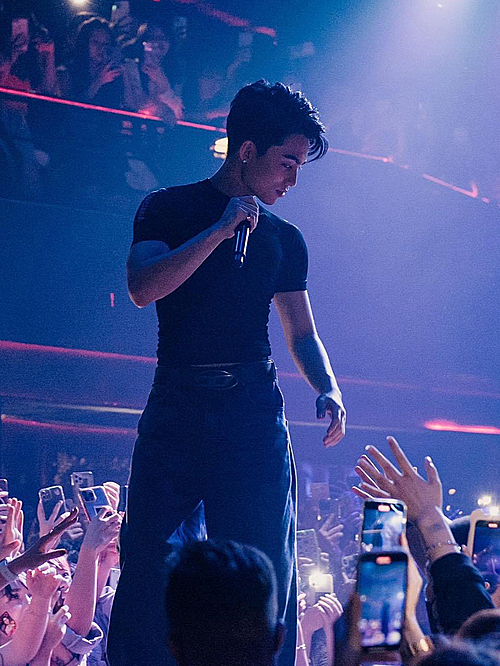 Singer Mono pairs his crop top, loose jeans and a Diesel belt.When worn by men, the crop top now symbolizes a rejection of toxic masculinity and gender norms, and even an embrace of body positivity.