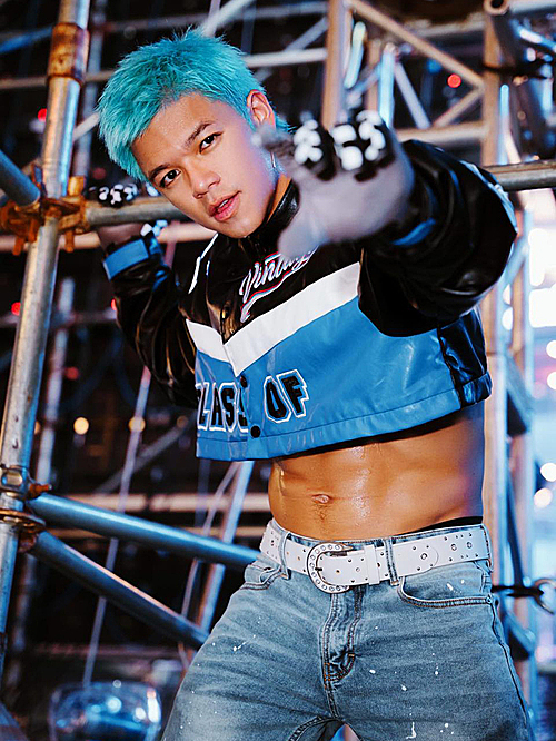 Singer Trong Hieu said that he works hard on his body and that wearing a crop top is a great way for him to flaunt his toned physique.
