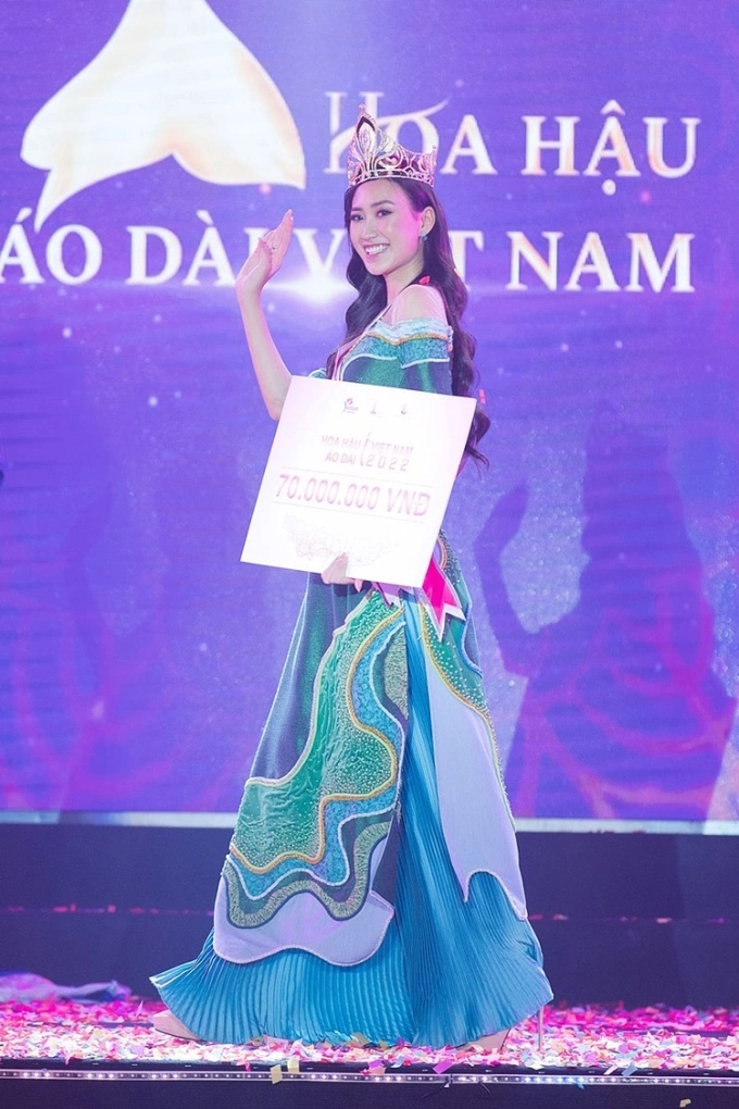 Luong Yen Ly is the 2022 Miss Ao Dai Vietnam. Yen Ly is 23 years old and comes from Tuyen Quang Province. This incredible woman is a student at Faculty of Culture Management, Hanoi College of Art. She has an angelic face and already has a successful modeling career. Yen Ly intends to study business to support women in remote areas. She hopes to promote images of Vietnamese cultural heritage, including the traditional iconic Vietnamese attire ao dai.