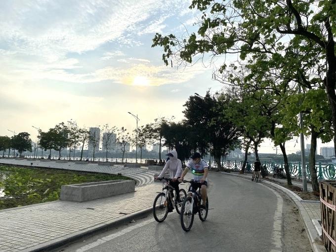 People cycle near West Lake in Hanoi in August 2022. Photo by VnExpress/ Quynh Nguyen