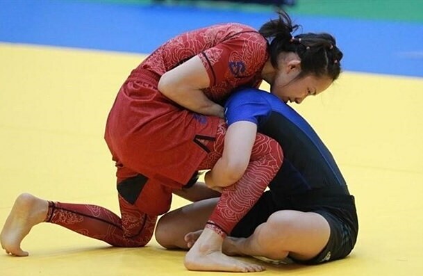 Vietnamese Phung Thi Hue (L) beat Thai Sakaew Tadaporn to take gold in the 31st SEA Games womens 45kg class last May in Hanoi. Photo by VNA