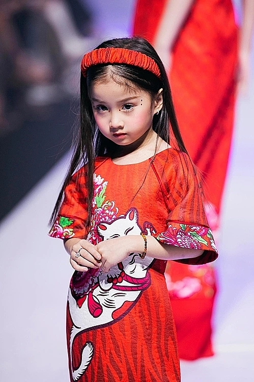 According to Nguyen Hung Phuc, creative director of Asian Kids Fashion Week, Uyen has a great sense of music, a talent for catwalking at a very young age, as well as intelligence and the ability to learn quickly.